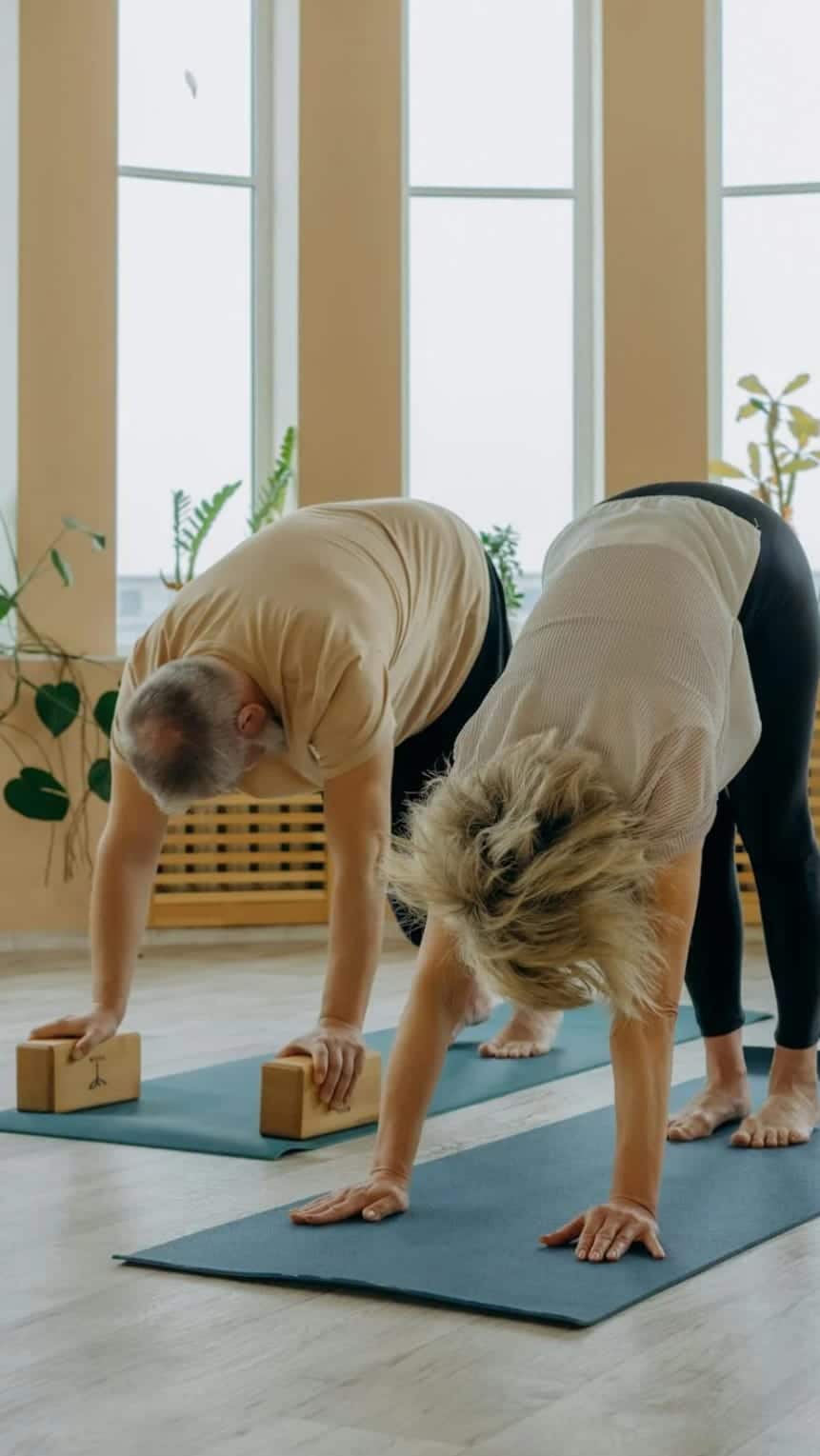 Enseignante de yoga accessible accompagnant ses élèves dans un espace bienveillant, libre et non autoritaire